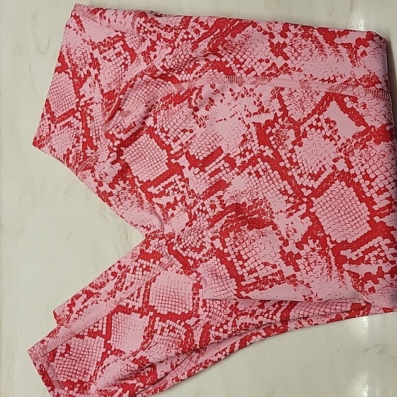 Fabletics pink snakeskin leggings size small NWOT - Picture 4 of 10